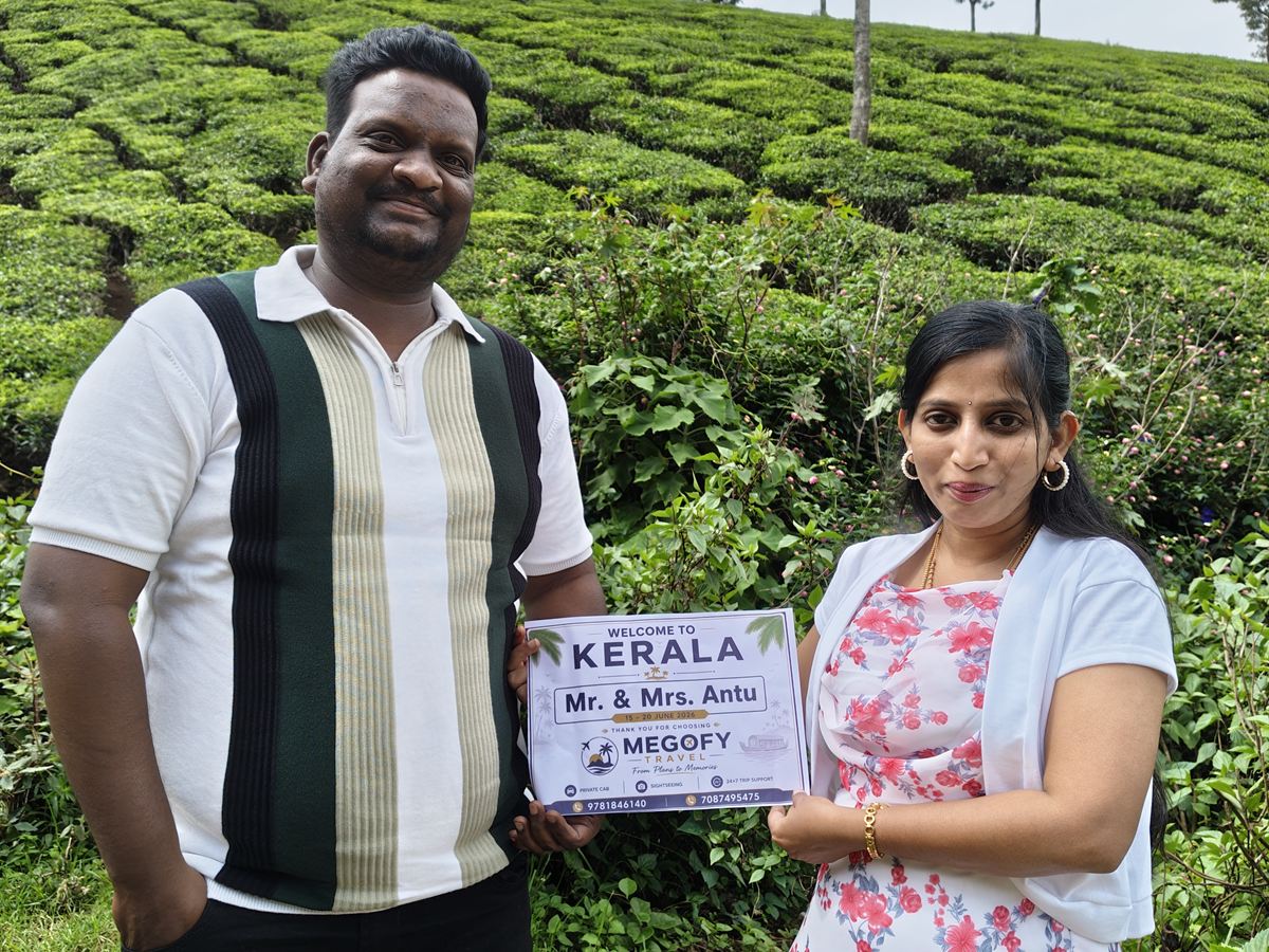 A couple in the Munnar tea gardens on a Megofy trip