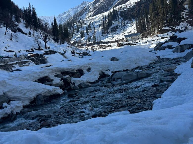 Snow-covered valley near Manali