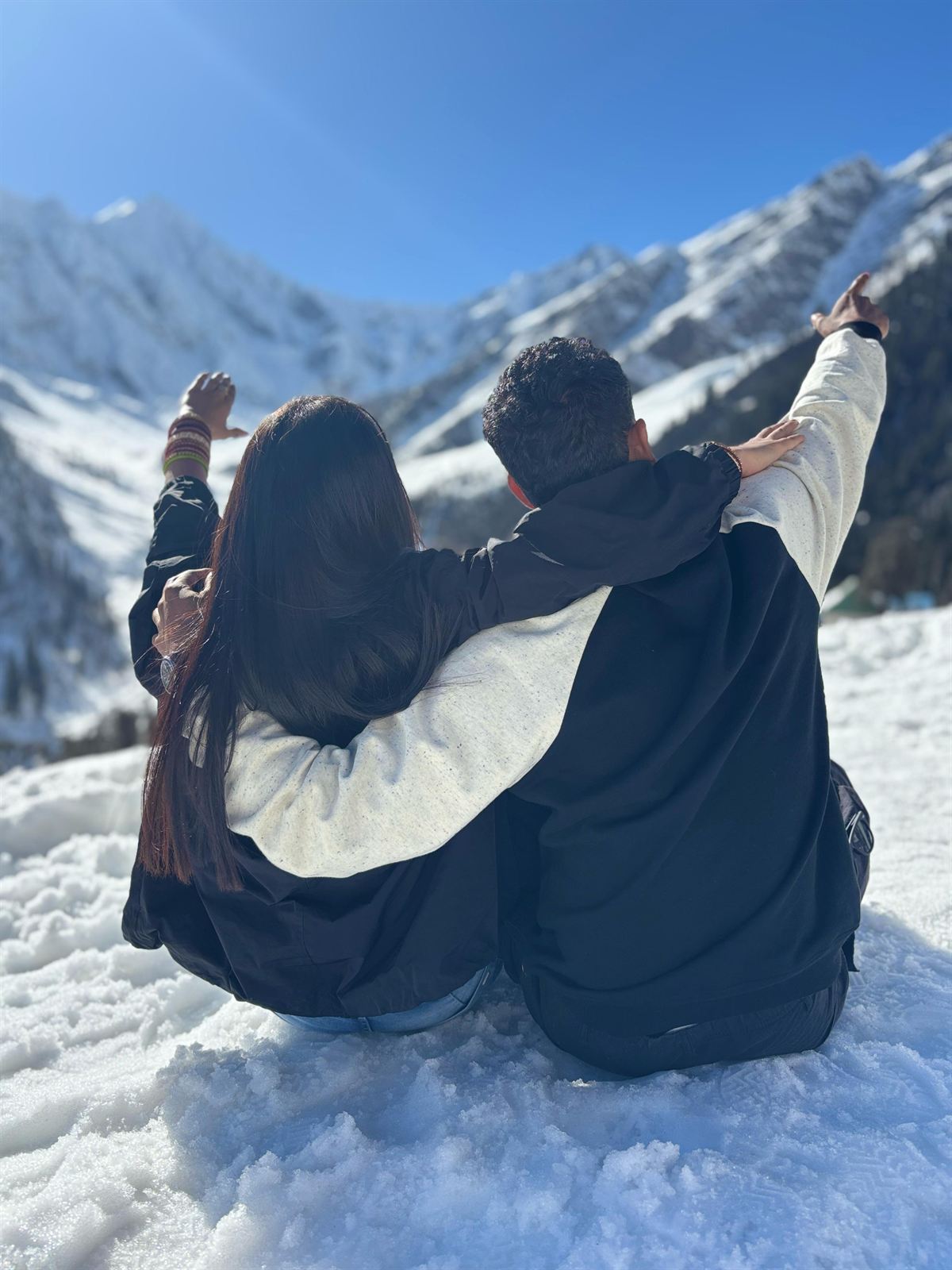 A couple in the snow above Manali