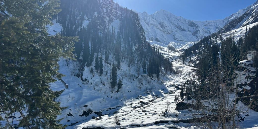 Snow-covered valley near Manali